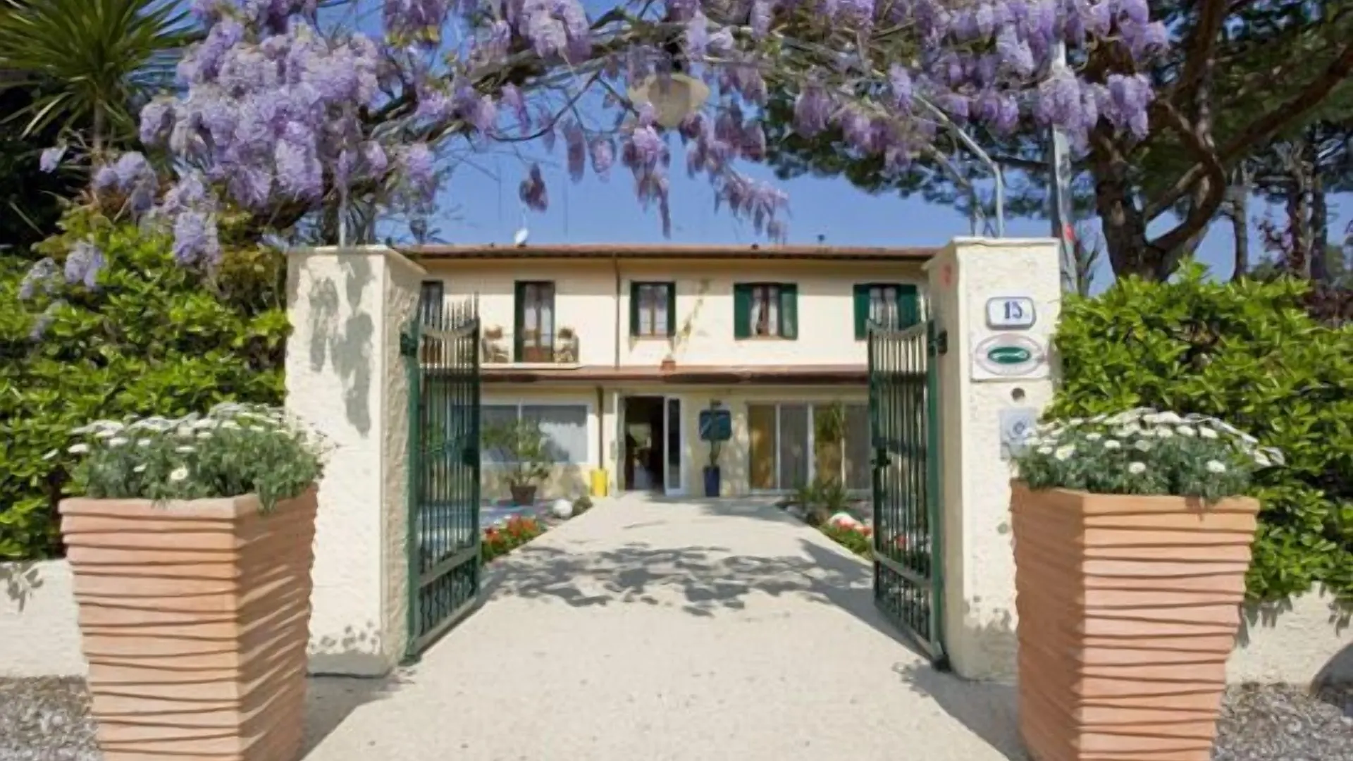 Vicino al Mare Monti: 10 Hotel Centrali a Marina di Massa Confrontati